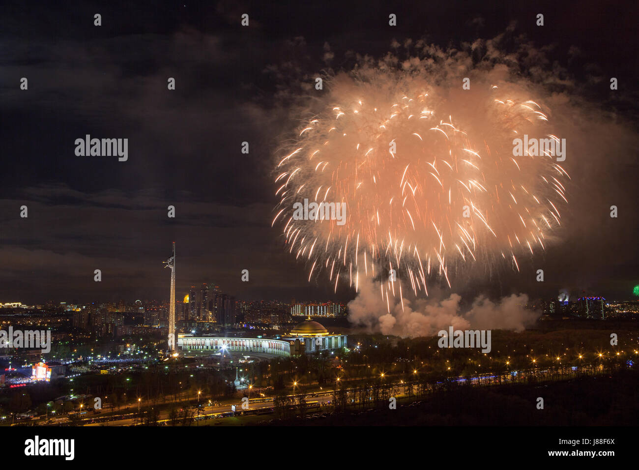 D'artifice lumineux des explosions dans le ciel nocturne au-dessus du parc de la victoire à Moscou, Russie Banque D'Images