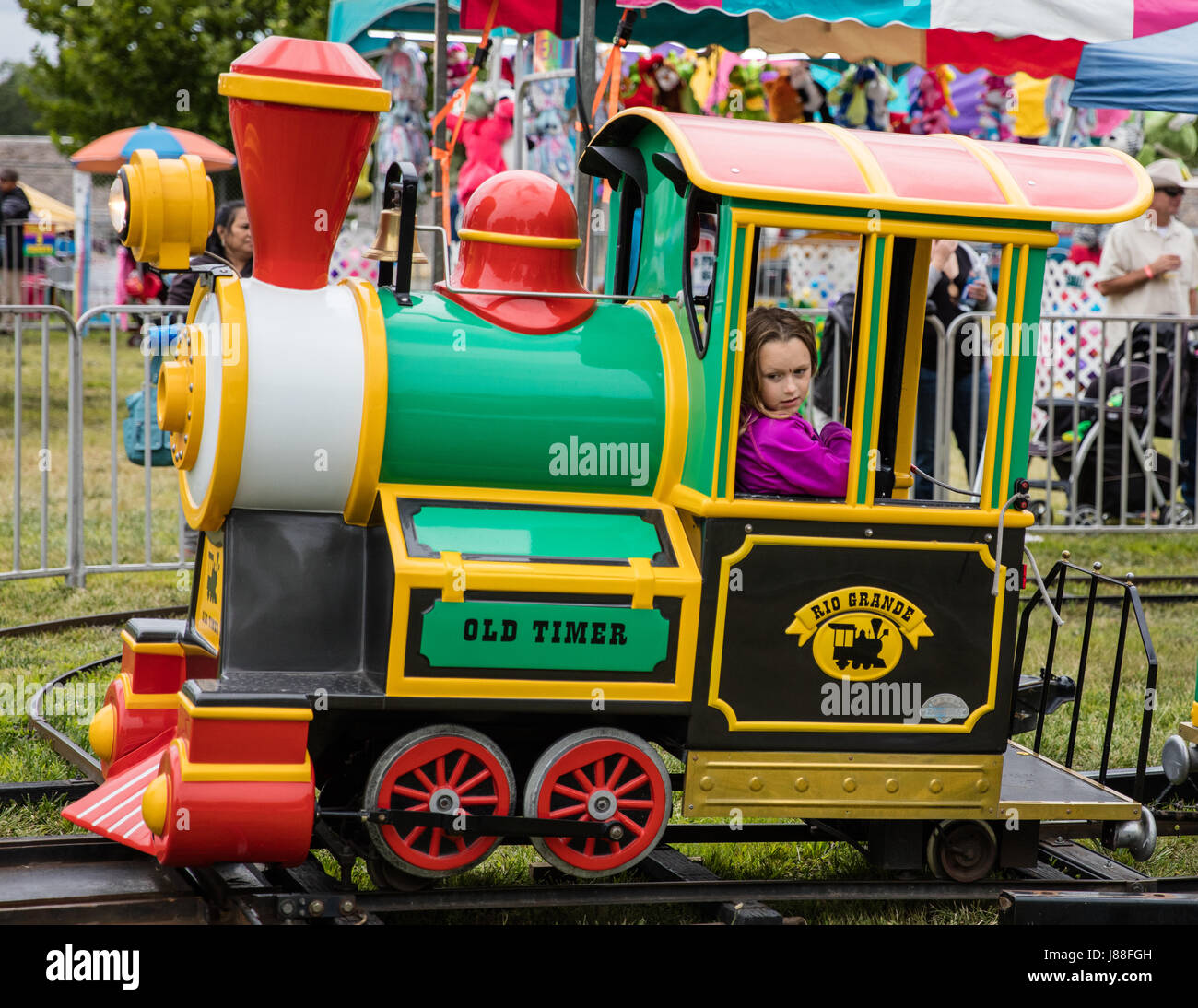 Enfants Un petit train au County Fair. Banque D'Images