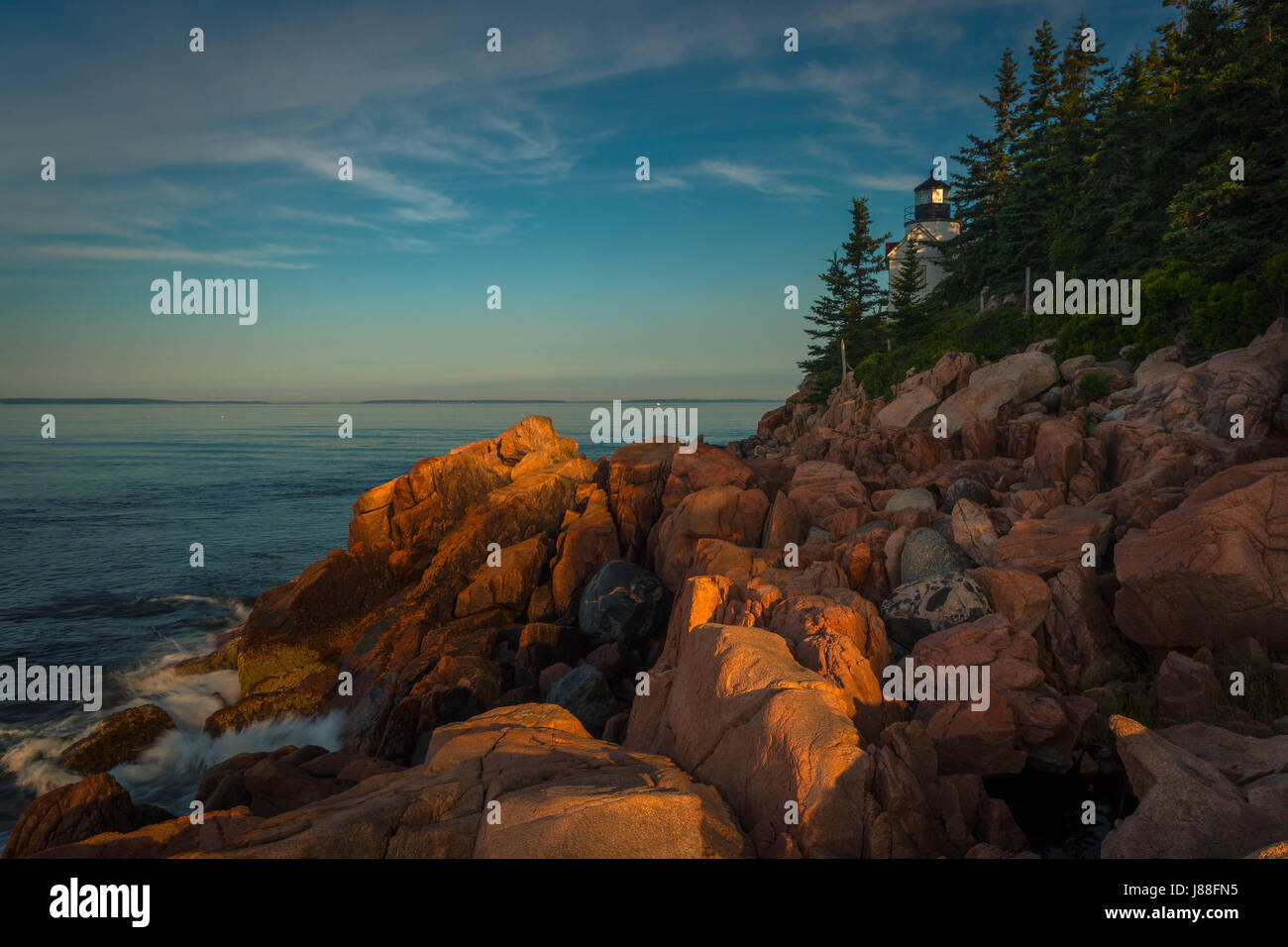 Lever tôt le matin sur la côte rocheuse du Maine à Bass Harbor Head dans l'Acadia National Park, sur Mt. Desert Isle. Banque D'Images