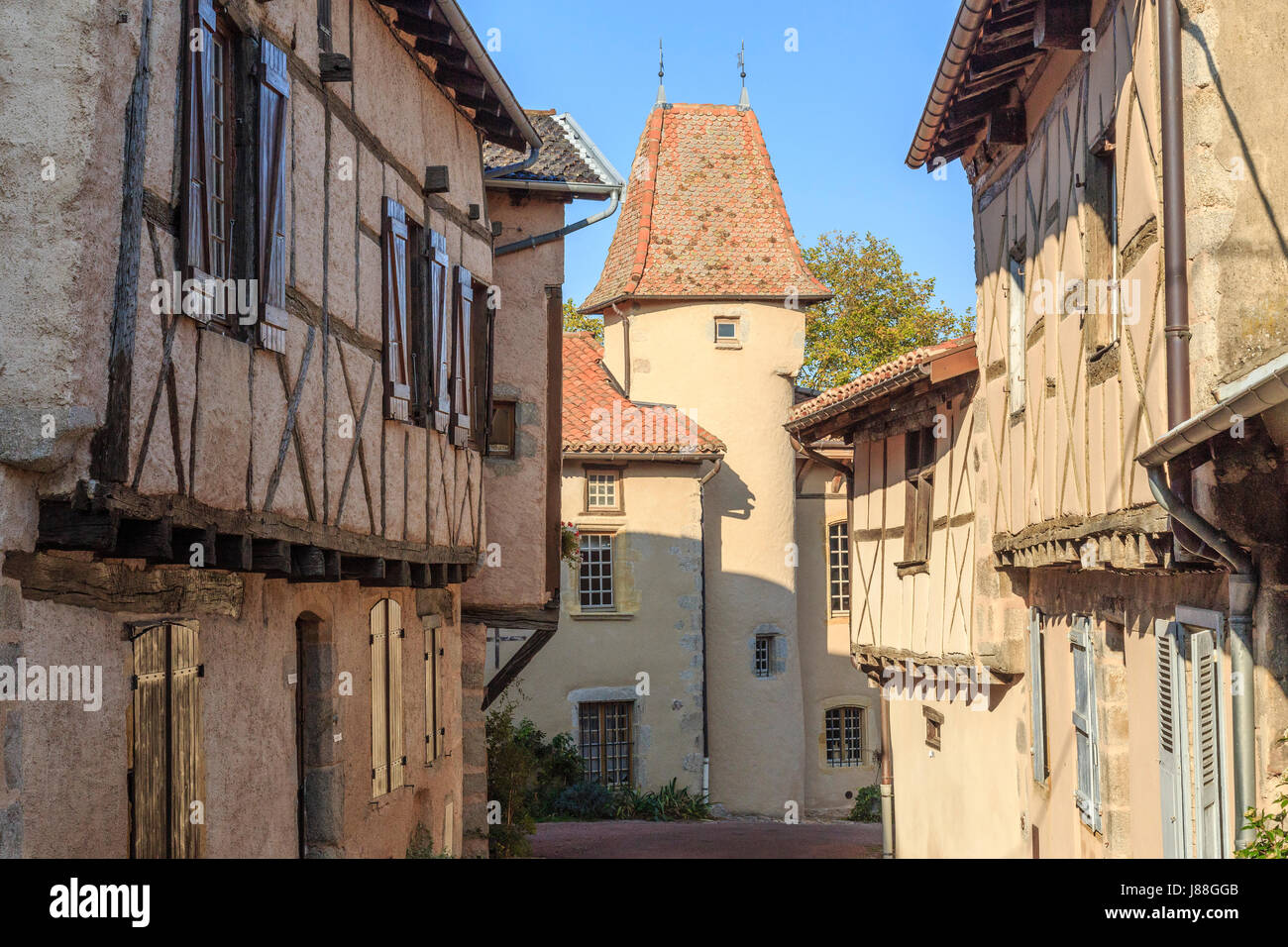 France, Loire, Saint-Haon-le-Chatel, rue Fleur de Lys et manoir Fleur de Lys au bout de la rue Banque D'Images