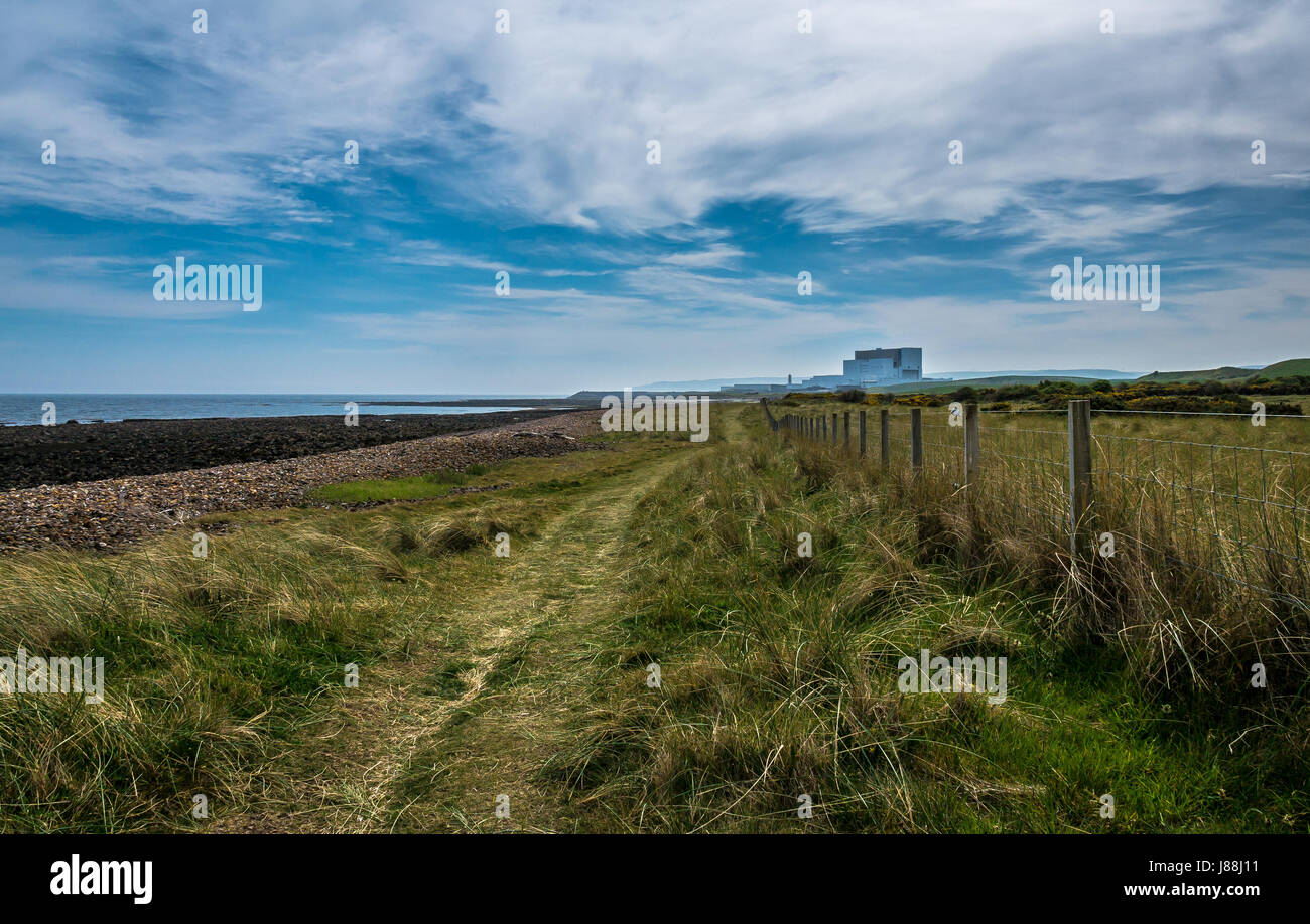 Vue au niveau du sol le long du sentier côtier de façon John Muir ligne de clôture avec nucléaire de Torness sur horizon Banque D'Images