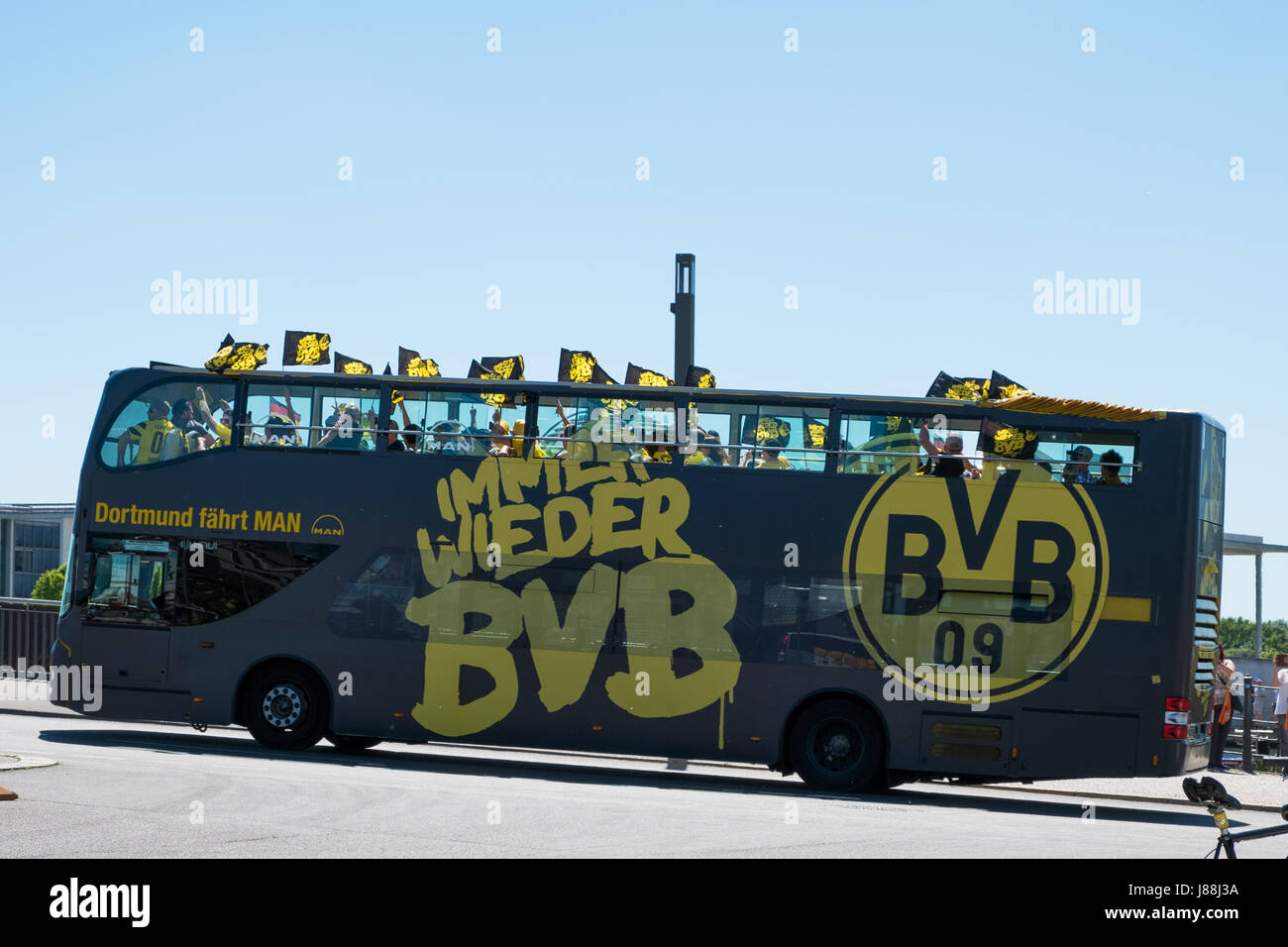 Berlin, Allemagne - le 27 mai 2017 : BVB Fans / Borussia Dortmund Bus Ventilateur à Berlin le jour de la DFB-Pokal final. Banque D'Images
