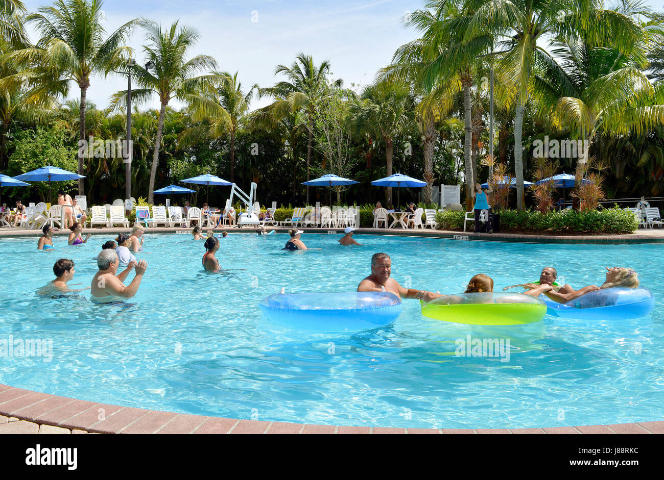 Zumba aquatique dans la piscine du village de vacances Banque D'Images