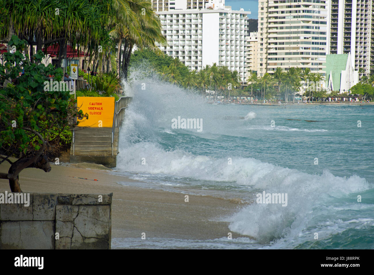 Enregistrer la marée haute ou de grandes marées à Waikiki Beach en mai 2017, Oahu, Hawaii Banque D'Images