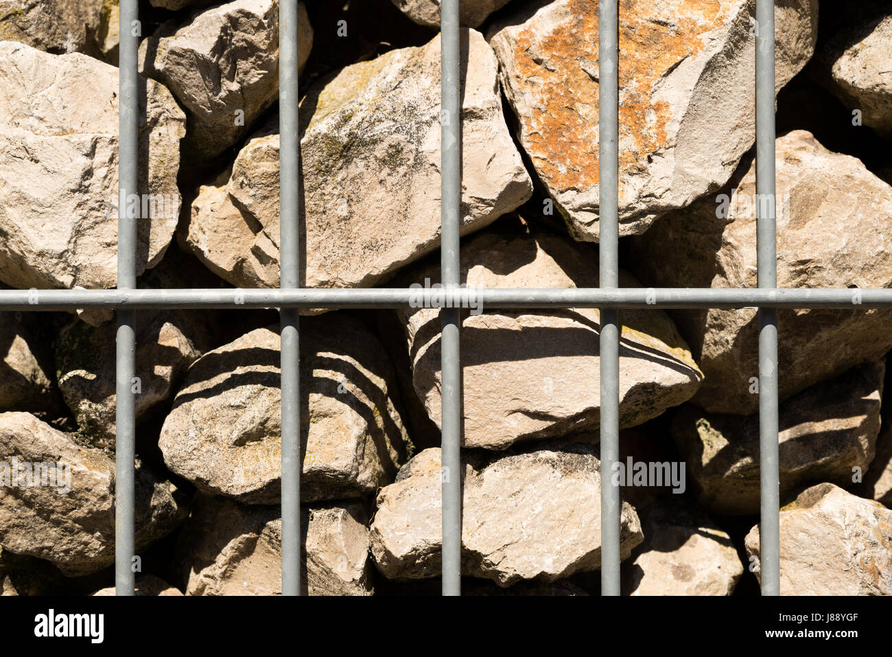 Vue d'une cage métallique pour des pierres Banque D'Images