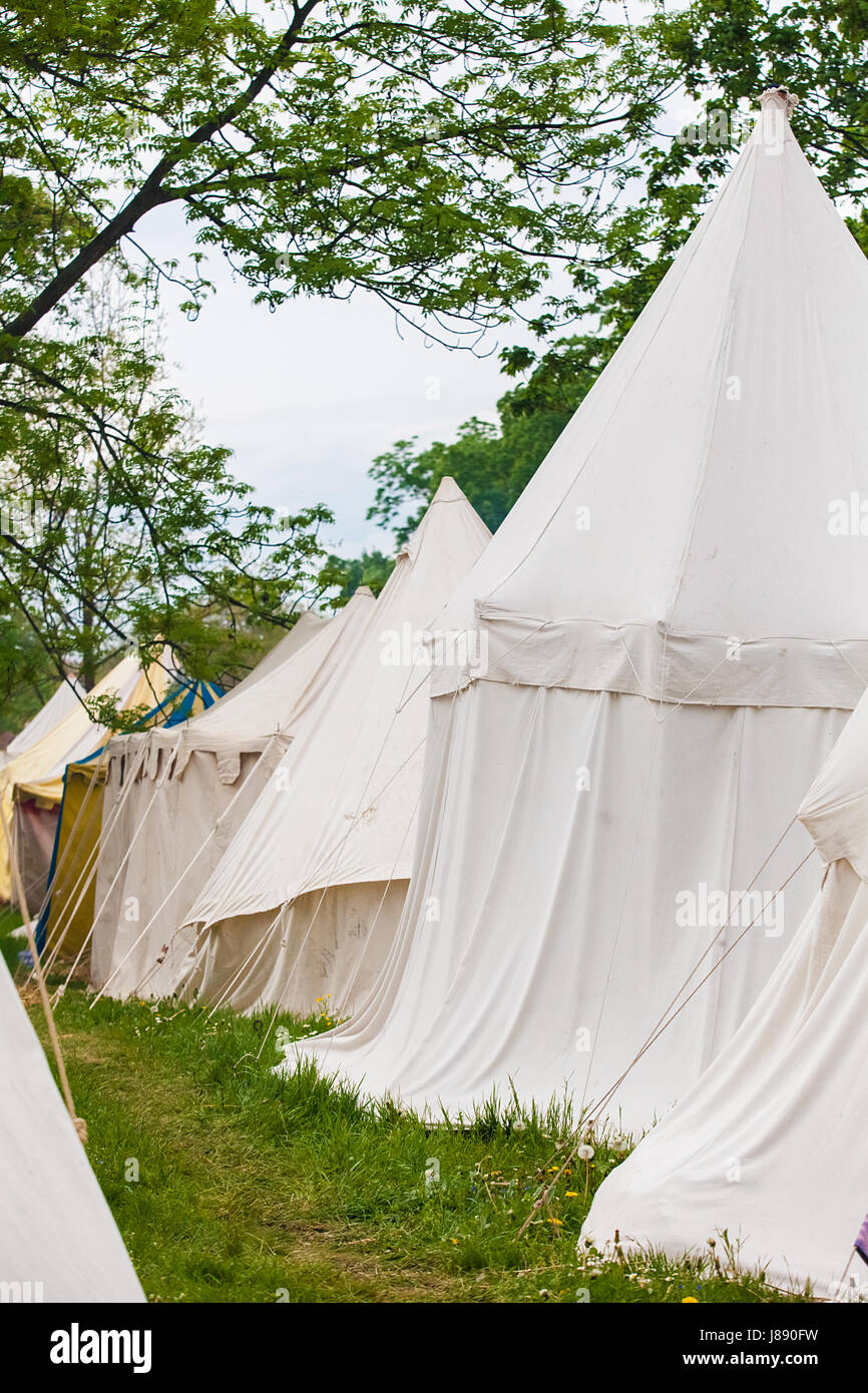 Le camp médiéval avec tentes blanches Banque D'Images