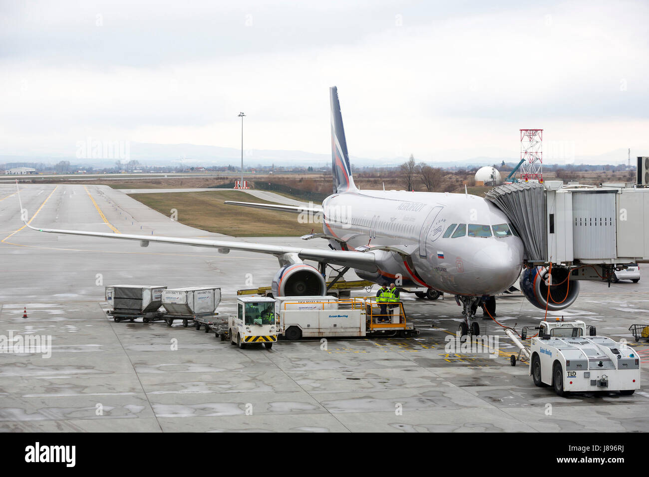 Sofia, Bulgarie - 8 mars, 2017 : travailleurs de l'aéroport avion russe de charge avant le voyage a l'Aéroport International de Sofia. Banque D'Images