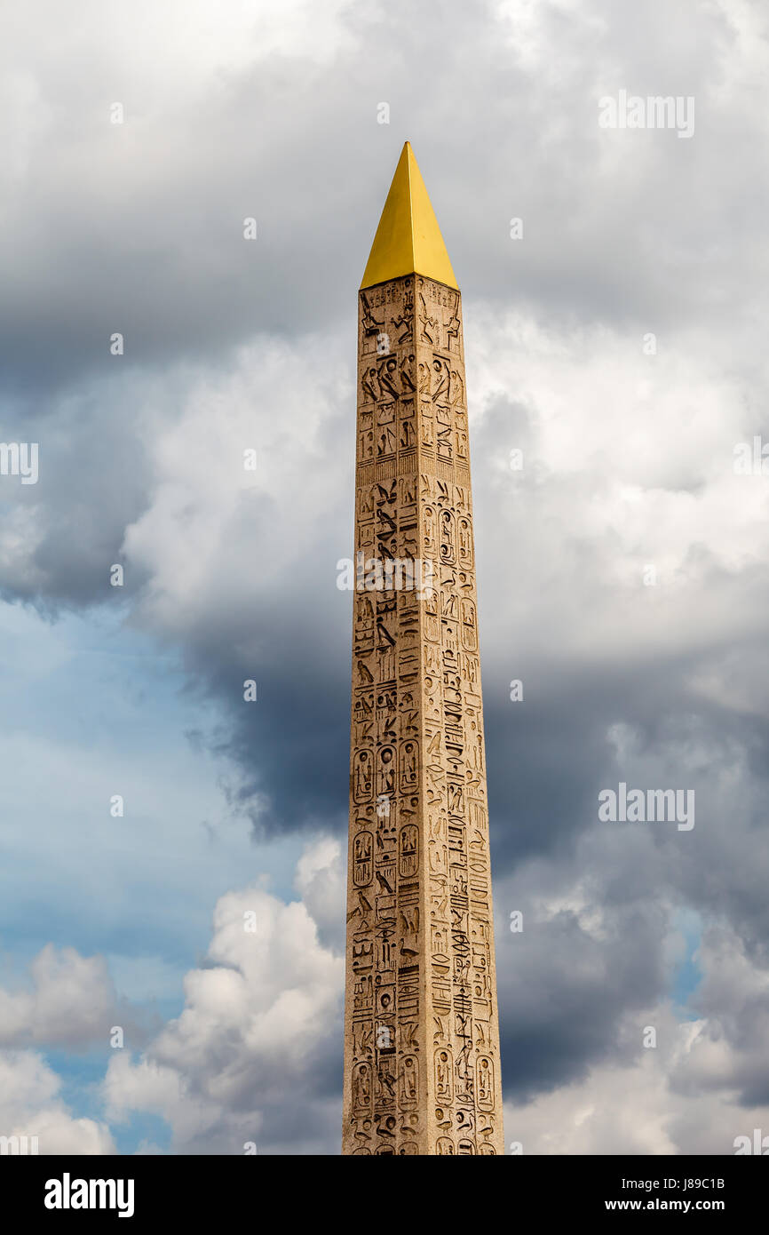 Obélisque de Louxor debout au centre de la Place de la Concorde à Paris, France Banque D'Images