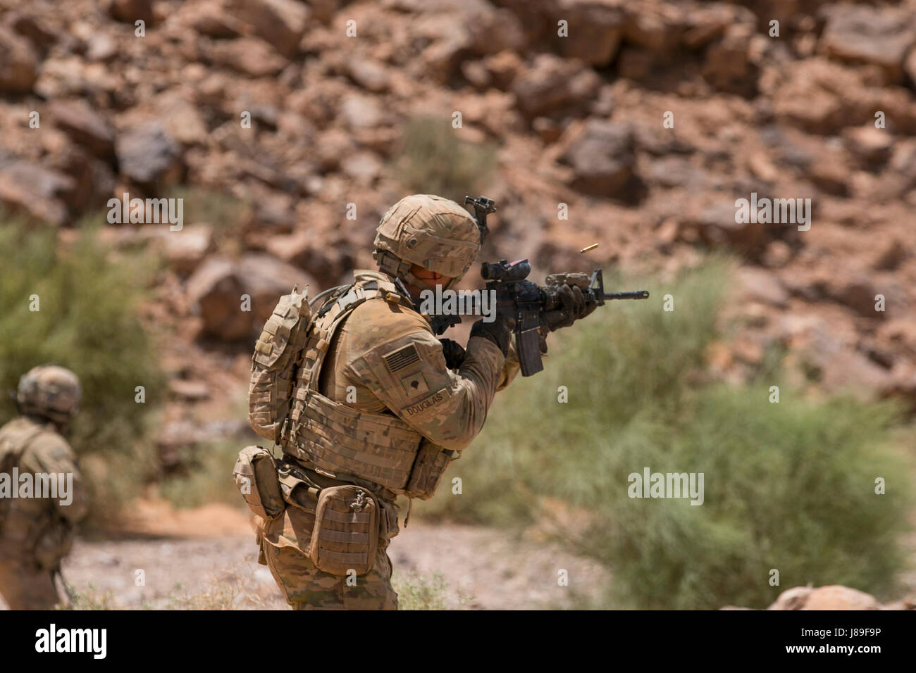 La CPS. Ian Douglas, un fantassin de Ellwood, Texas, affectés au siège de l'entreprise et de l'Administration centrale, 3e Bataillon, 8e régiment de cavalerie blindée, 3e Brigade Combat Team, 1re Division de cavalerie, s'engage à un exercice de tir réel squad 11 mai à Wadi Shadiya, la Jordanie dans le cadre de l'exercice 2017 lion avide. Désireux Lion a été un exercice multinational d'une semaine avec le Royaume hachémite de Jordanie, afin d'échanger de l'expertise militaire et améliorer l'interopérabilité entre les pays partenaires. (U.S. Photo de l'armée par le sergent. Leah R. Kilpatrick, 3ème Armored Brigade Combat Team Affaires Publiques Banque D'Images