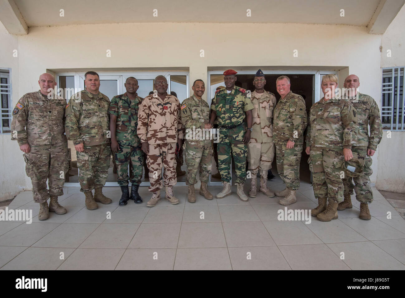 Le leadership américain et tchadiens se réunir au cours de la formation des médecins en exercice de préparation 17-3 N'Djamena, Tchad, 17 mai. C'est le troisième d'une série d'exercices de formation de préparation médicale qu'USARAF est prévue pour faciliter dans divers pays d'Afrique. L'exercice mutuellement avantageux offre des possibilités pour les militaires en partenariat afin de partager les meilleures pratiques et d'améliorer les processus de traitement médical. (U.S. L'Afrique de l'armée photo prise par le s.. Pulivarti Shejal) Banque D'Images