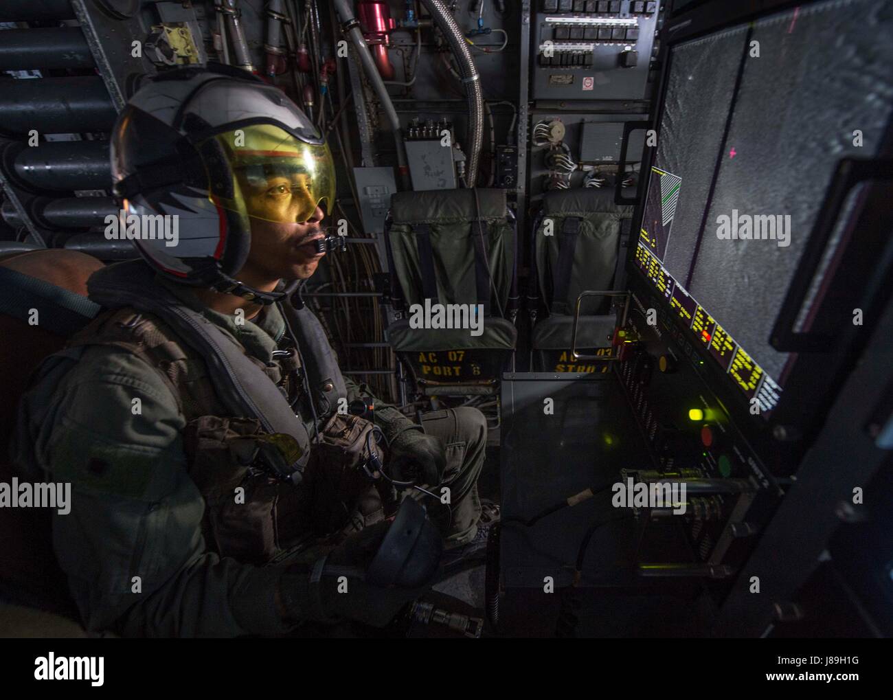 Le Golfe Arabique (18 mai 2017) Aircrewman Naval (hélicoptère) 2e classe Charles Hardmon, affecté à l'hélicoptère de la lutte contre les mines (HM) de l'escadron 15, avis des images satellites recueillies à partir d'un Q-24 sondeur latéral, à la recherche d'un véhicule remorqué derrière MH-53E Sea Dragon contre les mines au cours de la formation dans le Golfe Arabe, le 18 mai. HM-15 est assigné à la Force 52, la promotion des activités de lutte contre les mines dans la 5e flotte américaine zone d'opérations. (U.S. Photo par marine Spécialiste de la communication de masse 1re classe Joshua Bryce Bruns) Banque D'Images