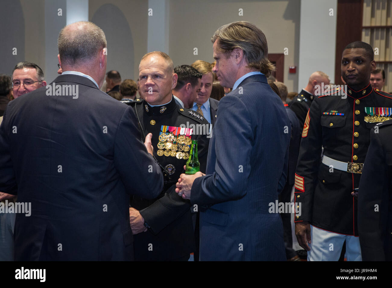 Commandant de la Marine Corps le général Robert B. Neller parle avec vous lors d'une réception avant une soirée chez Marine Barracks parade Washington, Washington, D.C., le 19 mai 2017. Soirée défilés ont lieu comme un moyen d'honorer les hauts fonctionnaires, les éminents citoyens et partisans du Marine Corps. (U.S. Marine Corps photo par Lance Cpl. Alex A. Quiles) Banque D'Images