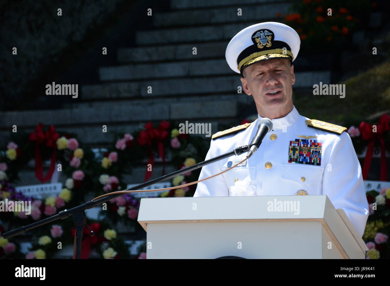 170520-N-WC492-111 SHIMODA, le Japon (20 mai 2017) Vice-amiral. Joseph P. Aucoin, commandant de la septième flotte américaine, offre ses vœux de félicitations lors de la 78e Festival annuel de Shimoda Bateau Noir cérémonie. La participation de la Marine à ce festival célèbre le patrimoine de la marine japonaise américaine premier partenariat établi par le commodore Matthew Perry's 1853 Visite du port. (U.S. Photo par marine Daniel A. Taylor/libérés) Banque D'Images