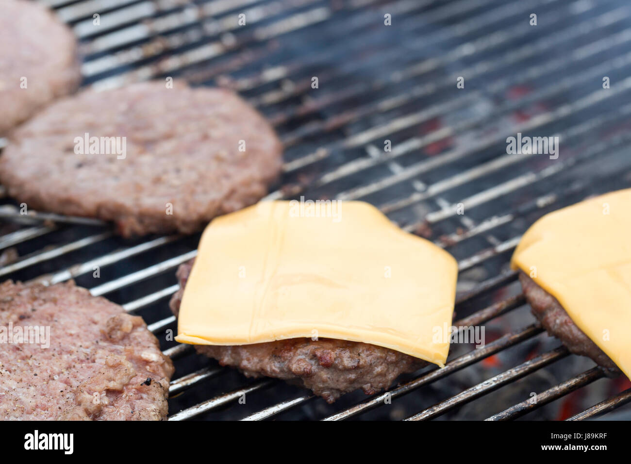 Pâtés de Bœuf au barbecue avec du fromage. Banque D'Images