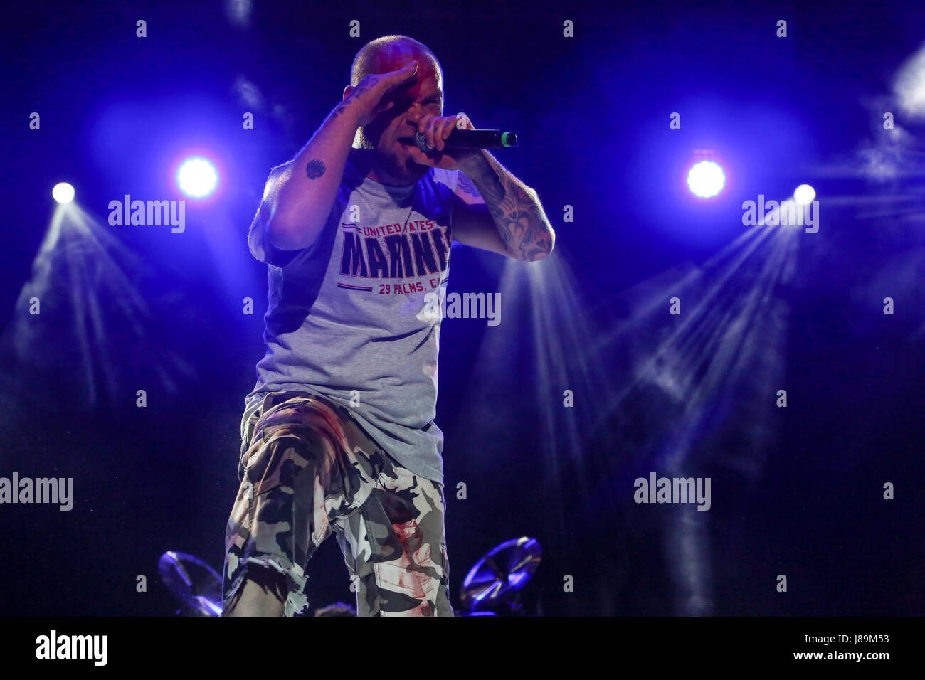 Ivan Moody, chant, cinq doigts, Poing mort effectue pour le combat pendant les mécènes du centre Nous vous saluons Célébration à lance le Cpl. Torrey L. Champ gris à bord du Marine Corps Air Ground Combat Center, Twentynine Palms, Californie, le 19 mai 2017. Marine Corps Services communautaires a accueilli l'événement pour offrir un divertissement aux Marines et les marins à bord de la lutte contre le Centre. (U.S. Marine Corps photo par Lance Cpl. Christian Lopez) Banque D'Images