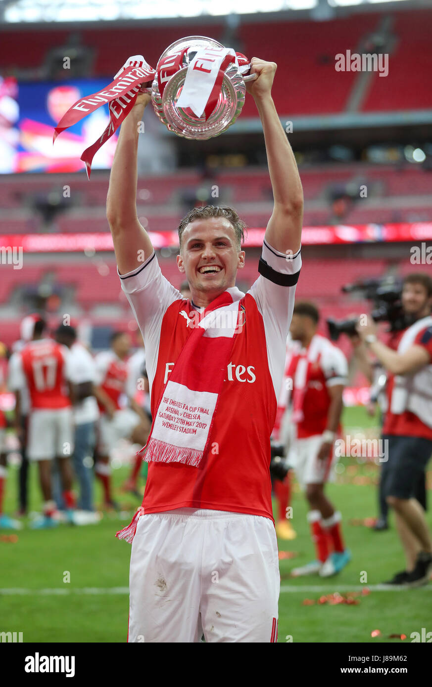Aaron Ramsey d'Arsenal célèbre avec le trophée de la FA Cup après le coup de sifflet final lors de la Unis finale de la FA Cup au stade de Wembley, Londres. Banque D'Images