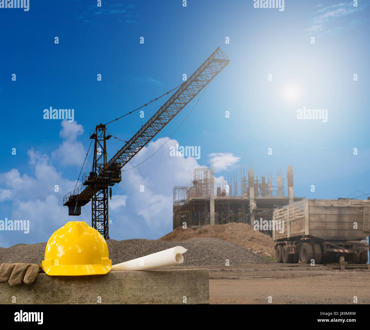 L'industrie de la construction immeuble sur hauteur avec un casque jaune et la paperasse Banque D'Images