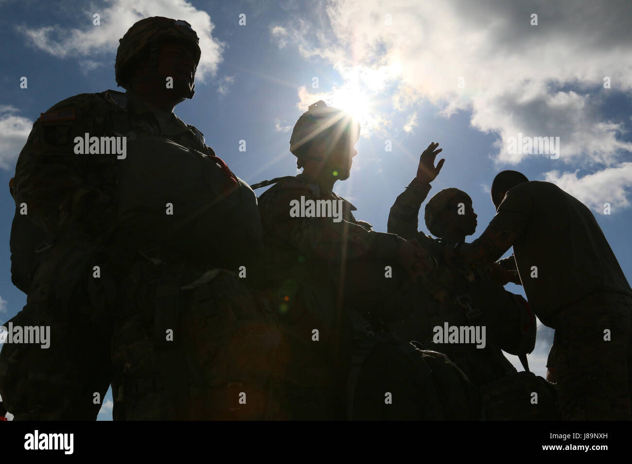 Les parachutistes de l'armée américaine avec la 82e Division aéroportée ont leur équipement inspectés avant un assaut aéroporté à l'appui de la semaine All American 100 Examen aéroporté à Fort Bragg, N.C., 25 mai 2017. L'assaut aéroporté a été annulé en raison du mauvais temps, mais l'examen en vol est l'événement culminant de tous les Américains sur 7 100 qui est l'occasion pour les parachutistes, anciens et actuels, pour célébrer le fait d'être membres de la garde d'honneur de l'Amérique. Cette année, le thème est : Toutes américain "célébrer un siècle de service !" (U.S. Photo de l'armée par la FPC. Hubert D. Delany III) Banque D'Images