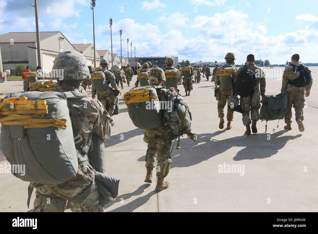 Une collection de parachutistes de la 82e Division aéroportée se préparent à charger dans l'avion de la Force aérienne à l'appui de la semaine All American 100 Examen aéroporté à Fort Bragg, N.C., 25 mai 2017. L'assaut aéroporté a été annulé en raison du mauvais temps, mais l'examen en vol est l'événement culminant de tous les Américains sur 7 100 qui est l'occasion pour parachutistes hier et d'aujourd'hui pour célébrer le fait d'être membres de la garde d'honneur de l'Amérique. Cette année, le thème est : Toutes américain "célébrer un siècle de service !" (U.S. Photo de l'armée par la FPC. Hubert D. Delany III/22e Détachement des affaires publiques mobiles) Banque D'Images