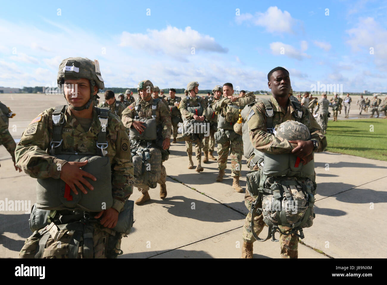 Une collection de parachutistes de la 82e Division aéroportée se préparent à charger dans l'avion de la Force aérienne à l'appui de la semaine All American 100 Examen aéroporté à Fort Bragg, N.C., 25 mai 2017. L'assaut aéroporté a été annulé en raison du mauvais temps, mais l'examen en vol est l'événement culminant de tous les Américains sur 7 100 qui est l'occasion pour parachutistes hier et d'aujourd'hui pour célébrer le fait d'être membres de la garde d'honneur de l'Amérique. Cette année, le thème est : Toutes américain "célébrer un siècle de service !" (U.S. Photo de l'armée par la FPC. Hubert D. Delany III/22e Détachement des affaires publiques mobiles) Banque D'Images