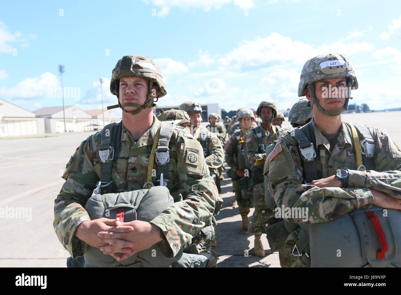 Une collection de parachutistes de la 82e Division aéroportée se préparent à charger dans l'avion de la Force aérienne à l'appui de la semaine All American 100 Examen aéroporté à Fort Bragg, N.C., 25 mai 2017. L'assaut aéroporté a été annulé en raison du mauvais temps, mais l'examen en vol est l'événement culminant de tous les Américains sur 7 100 qui est l'occasion pour parachutistes hier et d'aujourd'hui pour célébrer le fait d'être membres de la garde d'honneur de l'Amérique. Cette année, le thème est : Toutes américain "célébrer un siècle de service !" (U.S. Photo de l'armée par la FPC. Hubert D. Delany III/22e Détachement des affaires publiques mobiles) Banque D'Images