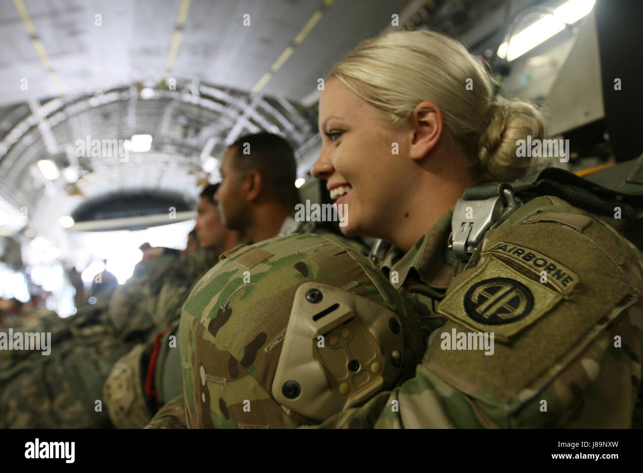 Un parachutiste avec la 82e Division aéroportée attend l'intérieur d'un avion de la Force aérienne de l'Amérique de parachutistes avec garde d'honneur d'effectuer un assaut aéroporté à l'appui de tous les Américains Semaine 100 Examen aéroporté à Fort Bragg, N.C., 25 mai 2017. L'assaut aéroporté a été annulé en raison du mauvais temps, mais l'examen en vol est l'événement culminant de tous les Américains sur 7 100 qui est l'occasion pour parachutistes hier et d'aujourd'hui pour célébrer le fait d'être membres de la garde d'honneur de l'Amérique. Cette année, le thème est : Toutes américain "célébrer un siècle de service !" (U.S. Photo de l'armée par la FPC. Hubert D. Delany Banque D'Images