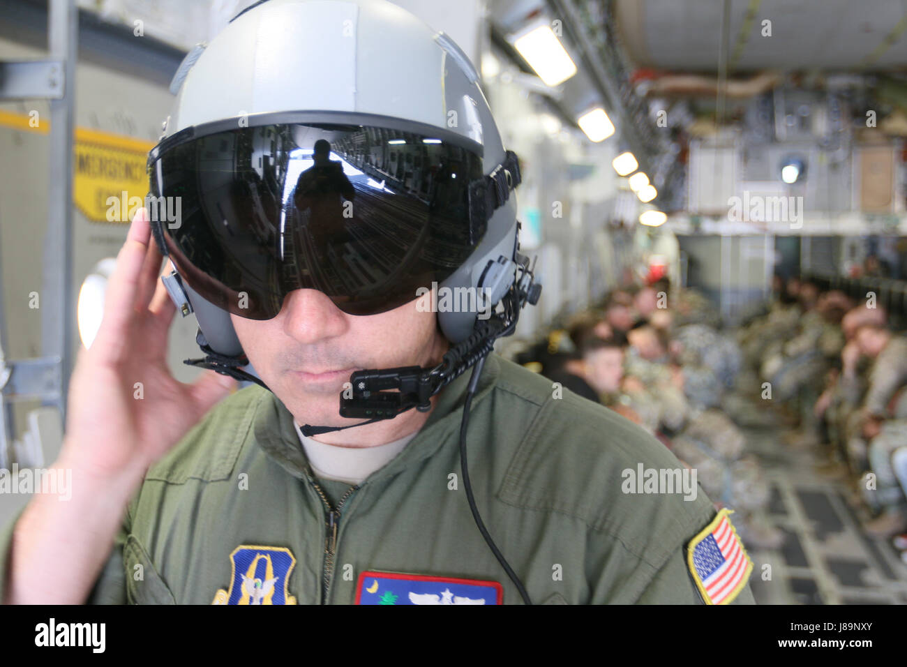 Un aviateur avec le 701e Escadron de transport aérien prépare une armée de l'air avions pour parachutistes de la 82e Division aéroportée pour effectuer un assaut aéroporté à l'appui de tous les Américains sur 7 100 Examen aéroporté à Fort Bragg, N.C., 25 mai 2017. L'assaut aéroporté a été annulé en raison du mauvais temps, mais l'examen en vol est l'événement culminant de tous les Américains sur 7 100 qui est l'occasion pour parachutistes hier et d'aujourd'hui pour célébrer le fait d'être membres de la garde d'honneur de l'Amérique. Cette année, le thème est : Toutes américain "célébrer un siècle de service !" (U.S. Photo de l'armée par la FPC. Hubert D. Delany III/22 Banque D'Images