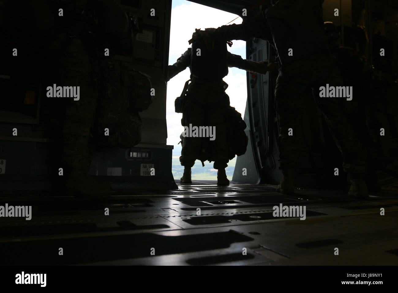 Un parachutiste avec la 82e Division aéroportée se prépare à sauter d'un avion de la Force aérienne pour un assaut aéroporté à l'appui de tous les Américains sur 7 100 Examen aéroporté à Fort Bragg, N.C., 25 mai 2017. L'assaut aéroporté a été annulé en raison du mauvais temps, mais l'examen en vol est l'événement culminant de tous les Américains sur 7 100 qui est l'occasion pour parachutistes hier et d'aujourd'hui pour célébrer le fait d'être membres de la garde d'honneur de l'Amérique. Cette année, le thème est : Toutes américain "célébrer un siècle de service !" (U.S. Photo de l'armée par la FPC. Hubert D. Delany III/22e Détachement des affaires publiques mobiles) Banque D'Images
