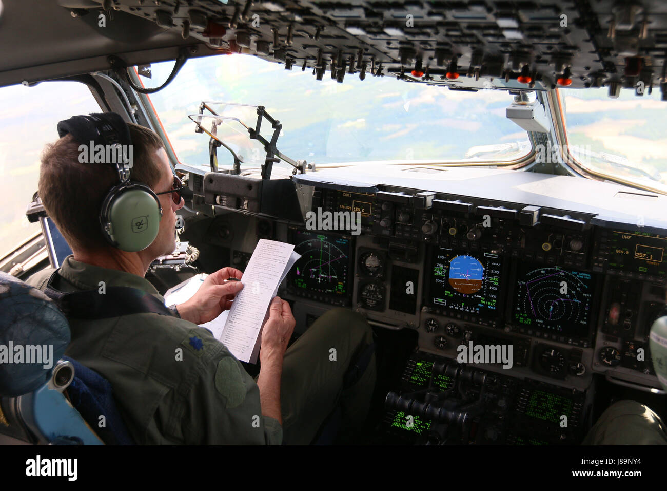 Un aviateur avec le 701e Escadron de transport aérien d'un des pilotes de la Force aérienne pour les parachutistes de la 82e Division aéroportée pour effectuer un assaut aéroporté à l'appui de tous les Américains sur 7 100 Examen aéroporté à Fort Bragg, N.C., 25 mai 2017. L'assaut aéroporté a été annulé en raison du mauvais temps, mais l'examen en vol est l'événement culminant de tous les Américains sur 7 100 qui est l'occasion pour parachutistes hier et d'aujourd'hui pour célébrer le fait d'être membres de la garde d'honneur de l'Amérique. Cette année, le thème est : Toutes américain "célébrer un siècle de service !" (U.S. Photo de l'armée par la FPC. Hubert D. Delany III/22e Banque D'Images