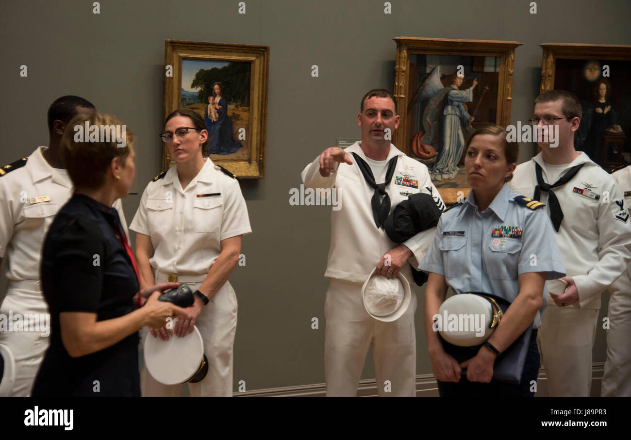 170525-N-QI061-044 NEW YORK (25 mai 2017) marins affectés au croiseur lance-missiles USS Monterrey (CG 61), les gardes côtes et les Marines, assister à une visite guidée de la surbrillance Metropolitan Museum of Art de New York. La Fleet Week New York, maintenant dans sa 29e année, est le lieu de temps honoré célébration de la mer services. C'est une occasion unique pour les citoyens de New York et la région des trois états pour répondre marins, marines et gardes côte, ainsi que de constater par moi-même les dernières capacités des services maritimes d'aujourd'hui. (U.S. Photo par marine Spécialiste de la communication de masse 3 Banque D'Images