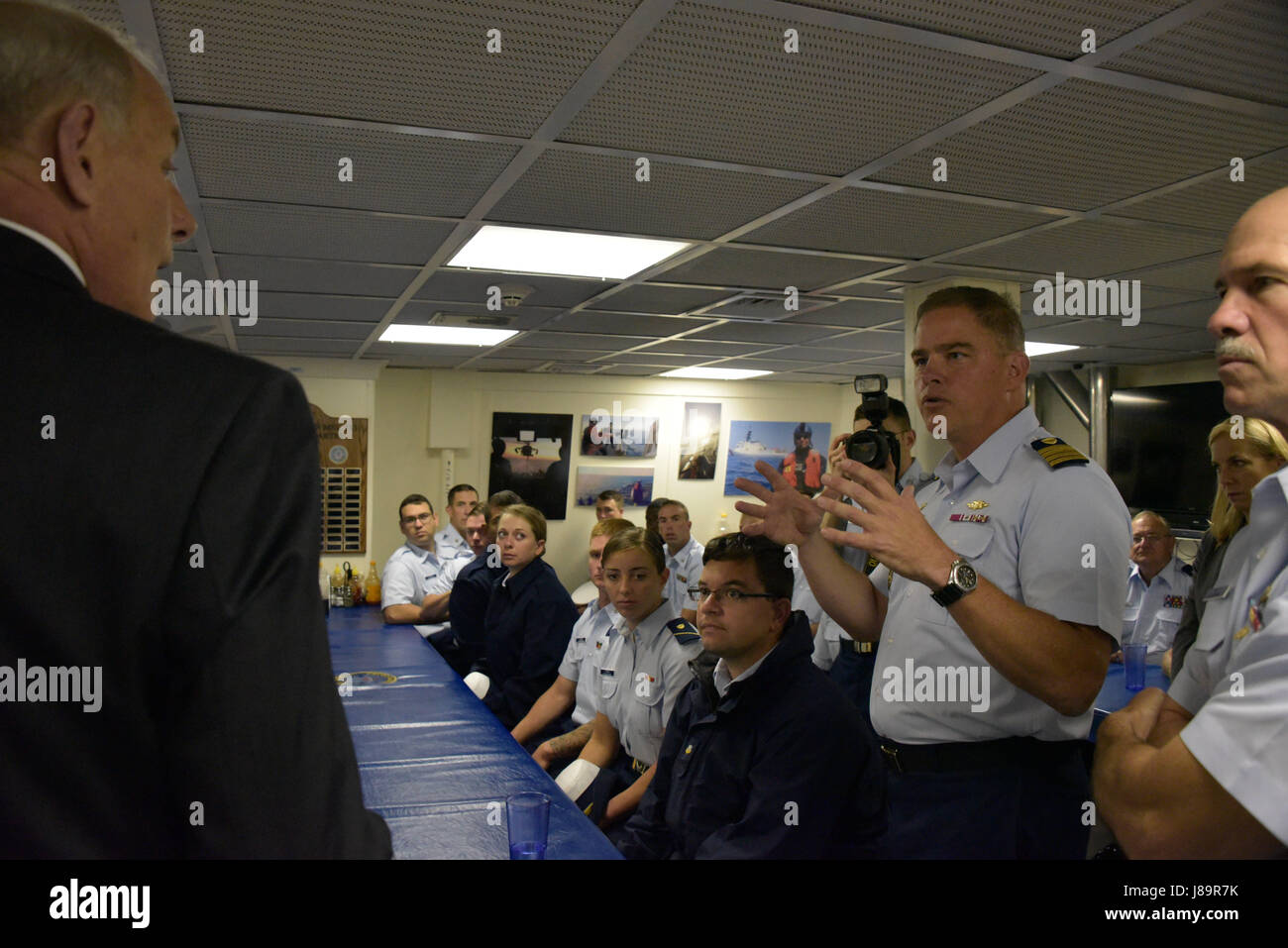 NEW YORK - La Secrétaire de la sécurité intérieure John Kelly visites avec l'équipage de la garde-côte de Hamilton alors que l'importation pour la Fleet Week à New York. Au cours de la visite, Secrétaire Kelly a parlé à l'équipage et rencontré le Vice-Adm. Charles Ray, Commandant adjoint pour les opérations et le Capitaine Scott Clendenin, commandant de la Garde côtière canadienne Hamilton, qui a expliqué la mission et les capacités de l'Hamilton, comme ils ont visité la faucheuse. DHS officielle photo de Jetta Disco. Banque D'Images