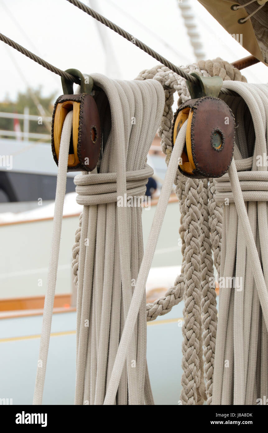 Nautisme, corde, poulie, voile, matériel, du bois, du cuir, des cordes, du  bateau Photo Stock - Alamy