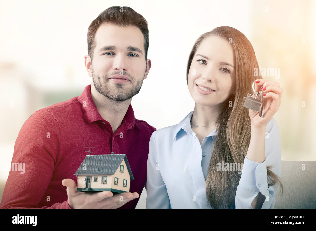 Jeune couple jouit d'obtenir les clés de la maison. Les clés chambre immobilier home heureux couple concept d'économie Banque D'Images