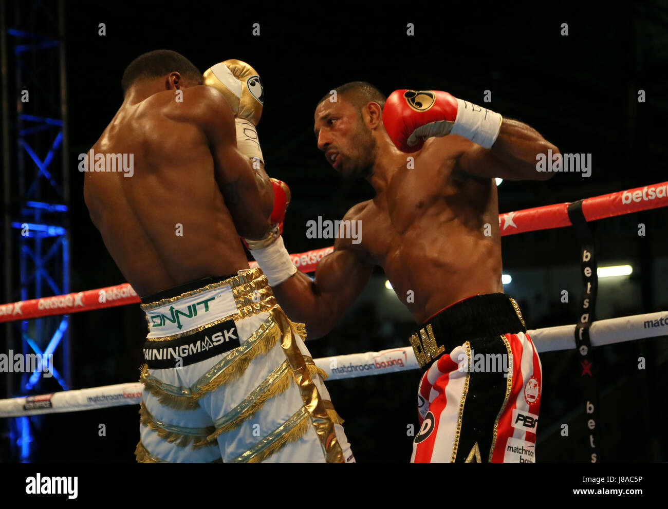 Kell Brook (à droite) en action contre Errol Spence pendant leur champion IBF World Championship à Bramall Lane, Sheffield. Banque D'Images