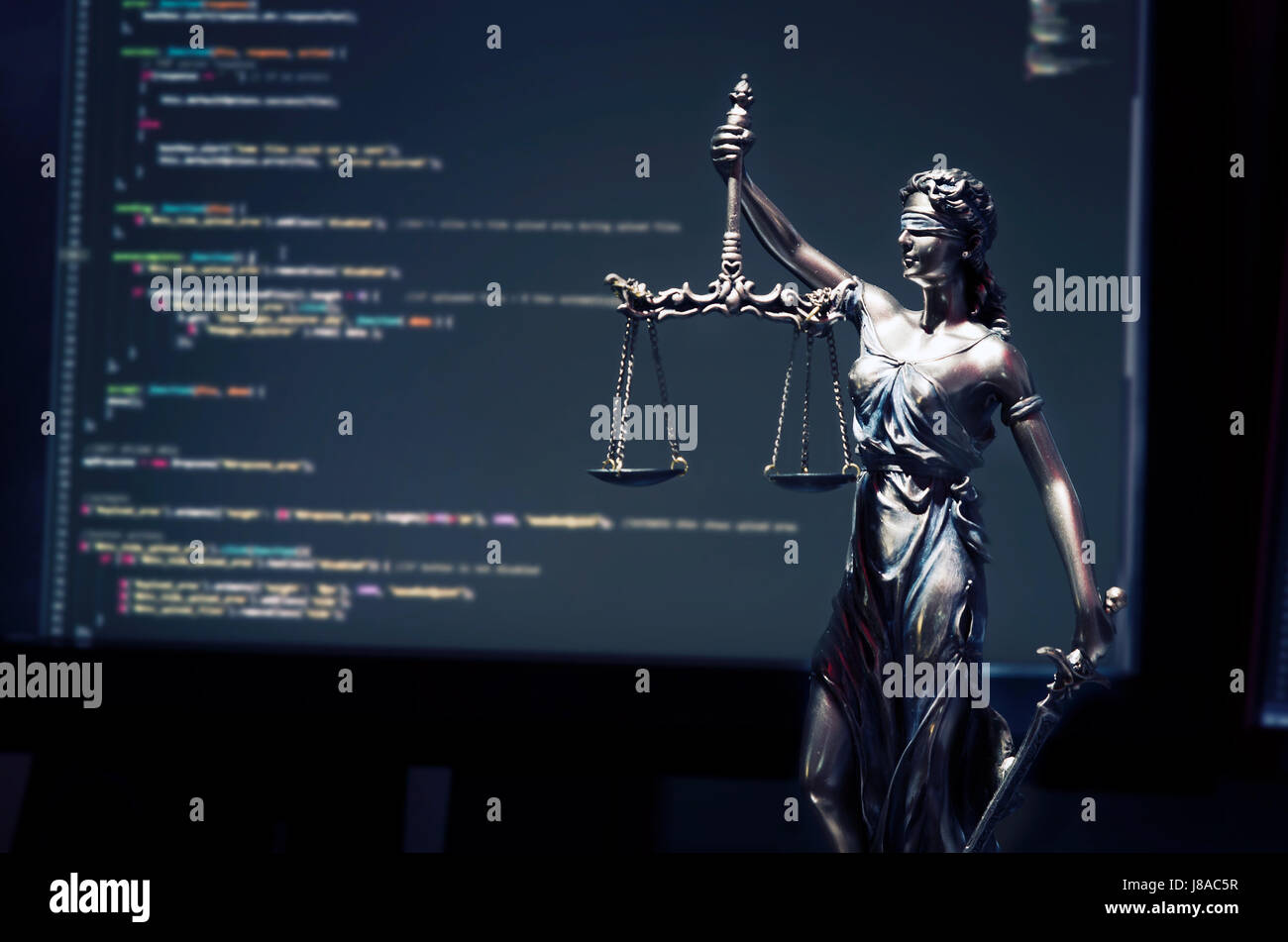 Statue de la justice avec le code sur le moniteur périphérique dans l'arrière-plan. Les codes de programmation de la justice du crime la loi statue internet concept themis Banque D'Images