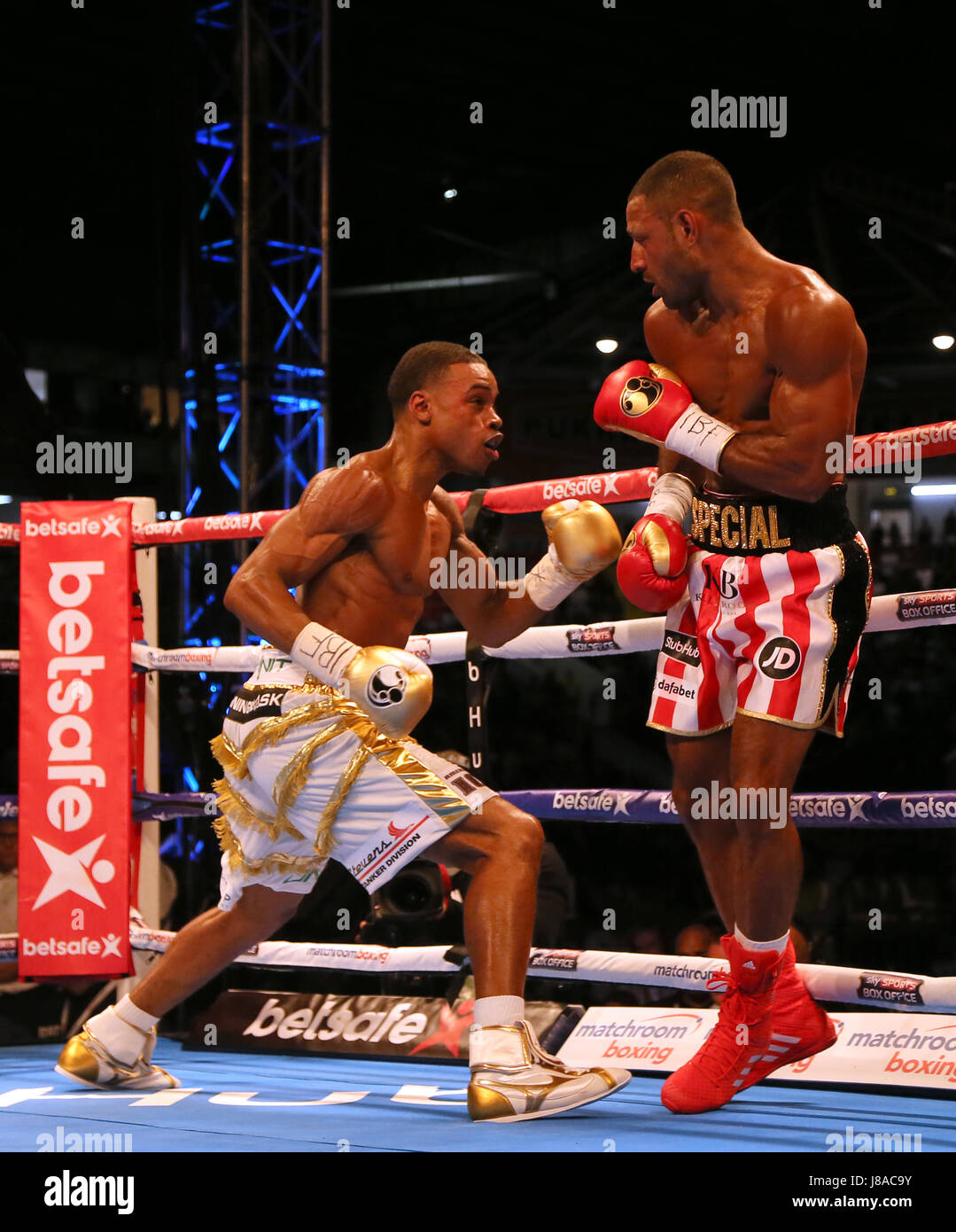 Kell Brook (à droite) en action contre Errol Spence pendant leur champion IBF World Championship à Bramall Lane, Sheffield. Banque D'Images