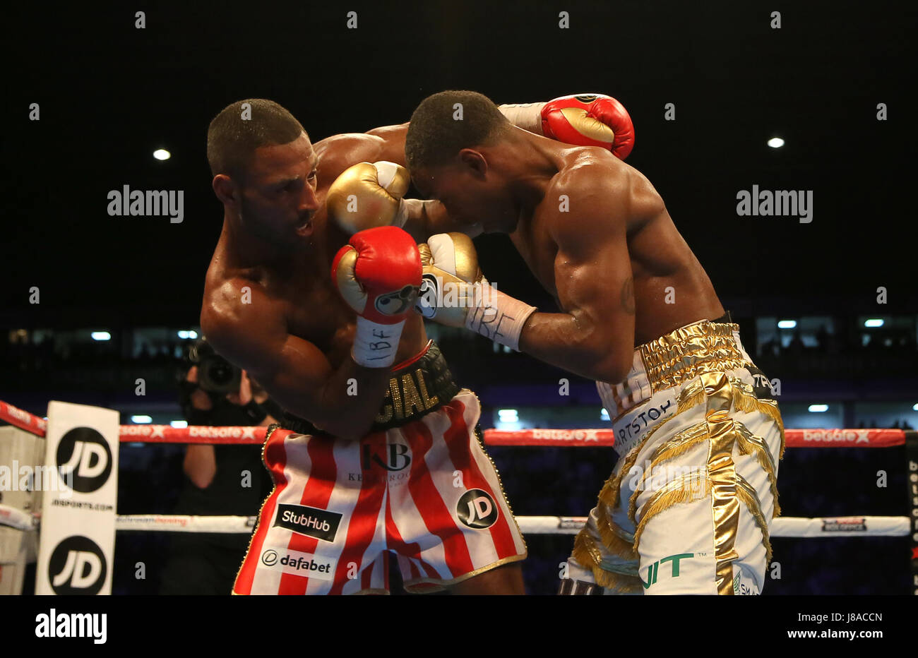 Kell Brook (à gauche) en action contre Errol Spence pendant leur champion IBF World Championship à Bramall Lane, Sheffield. Banque D'Images