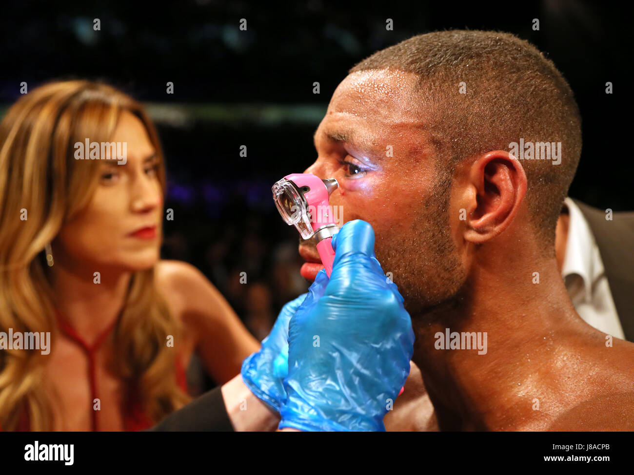 Kell Brook est vérifiée par l'équipe médicale après son combat de championnat du monde Champion IBF Errol Spence à Bramall Lane, Sheffield. Banque D'Images