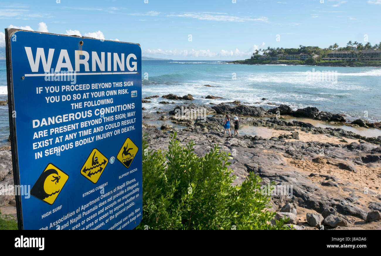 Avertissement signe les nageurs de nager dans des conditions dangereuses Napili Bay, l'Ouest de Maui, Hawaii Banque D'Images