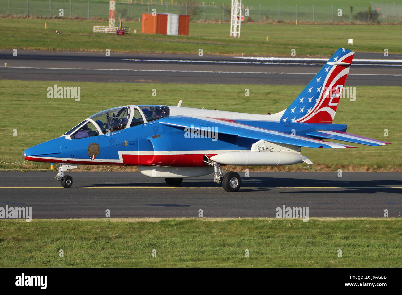 F-UHRF / E46 (2), un Dassault-Breguet/Dornier Alpha Jet E de l'Armée de l'air française, l'équipe d'acrobatie aérienne de la Patrouille de France, à l'aéroport de Prestwick. Banque D'Images