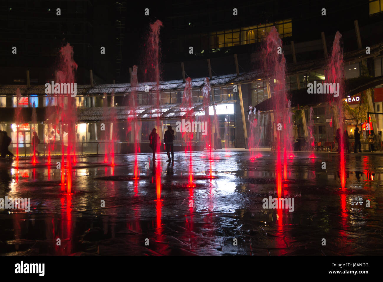 MILAN, ITALIE - 30 octobre 2016 : financial district Vue de nuit. L'eau des fontaines illuminées. Les gratte-ciel modernes dans Gae Aulenti square. La banque Unicredit à Banque D'Images