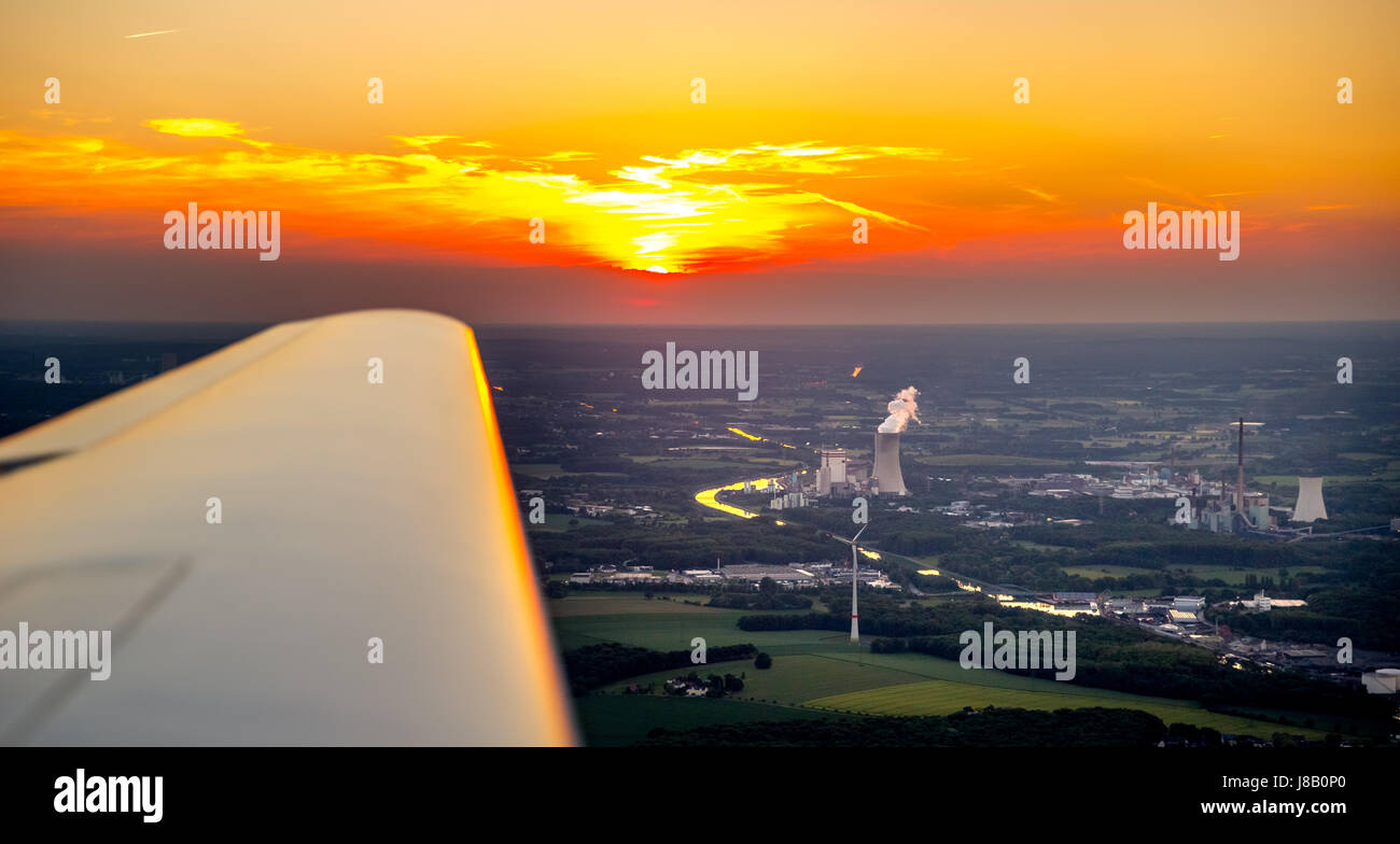 Coucher de soleil sur Dortmund photographié d'un motor, Dortmund, Ruhr, Rhénanie du Nord-Westphalie, Allemagne,Sonnenuntergang über Dortmund fotografiert Banque D'Images