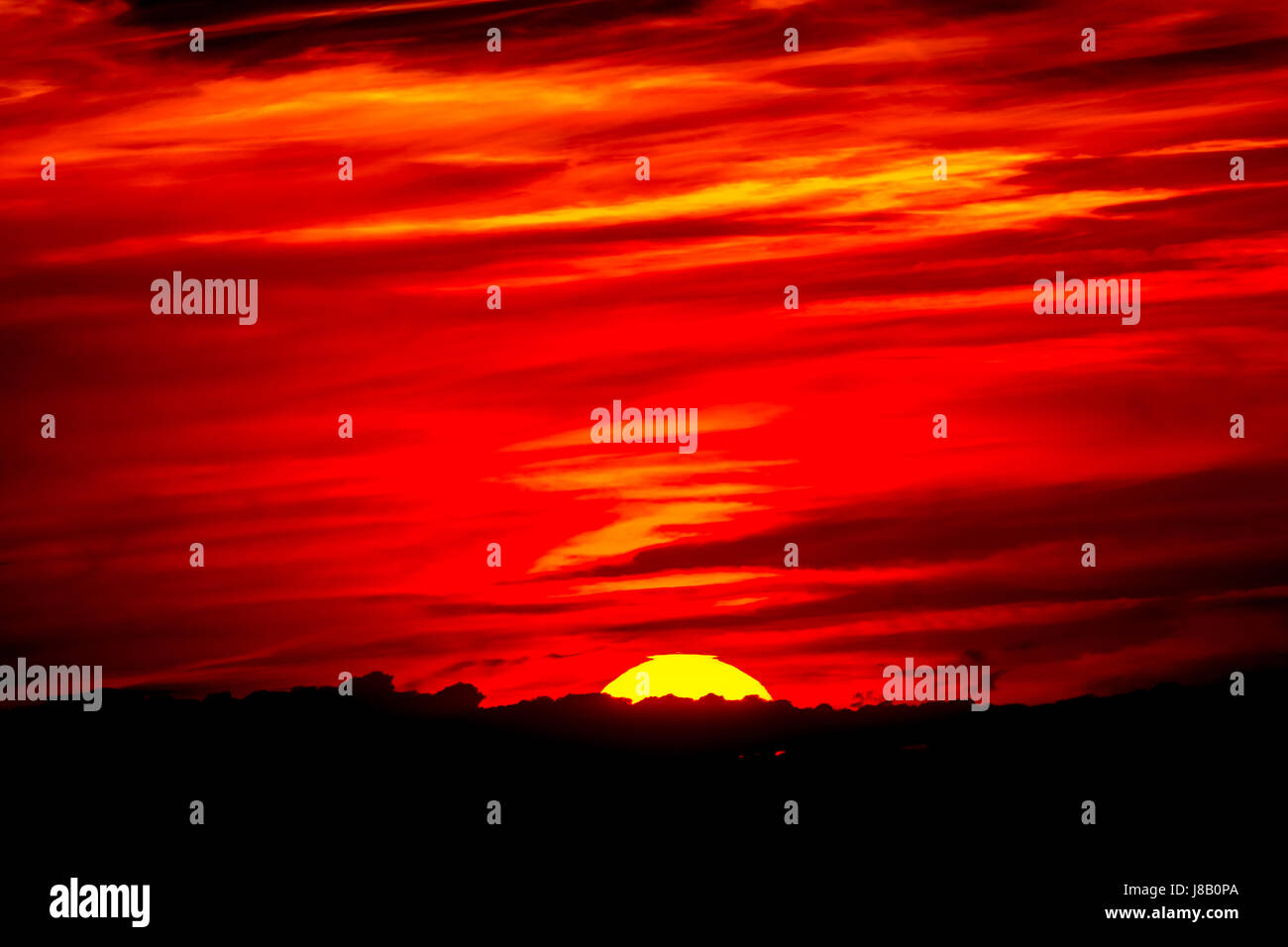 Coucher de soleil sur Dortmund photographié d'un motor, Dortmund, Ruhr, Rhénanie du Nord-Westphalie, Allemagne,Sonnenuntergang über Dortmund fotografiert Banque D'Images