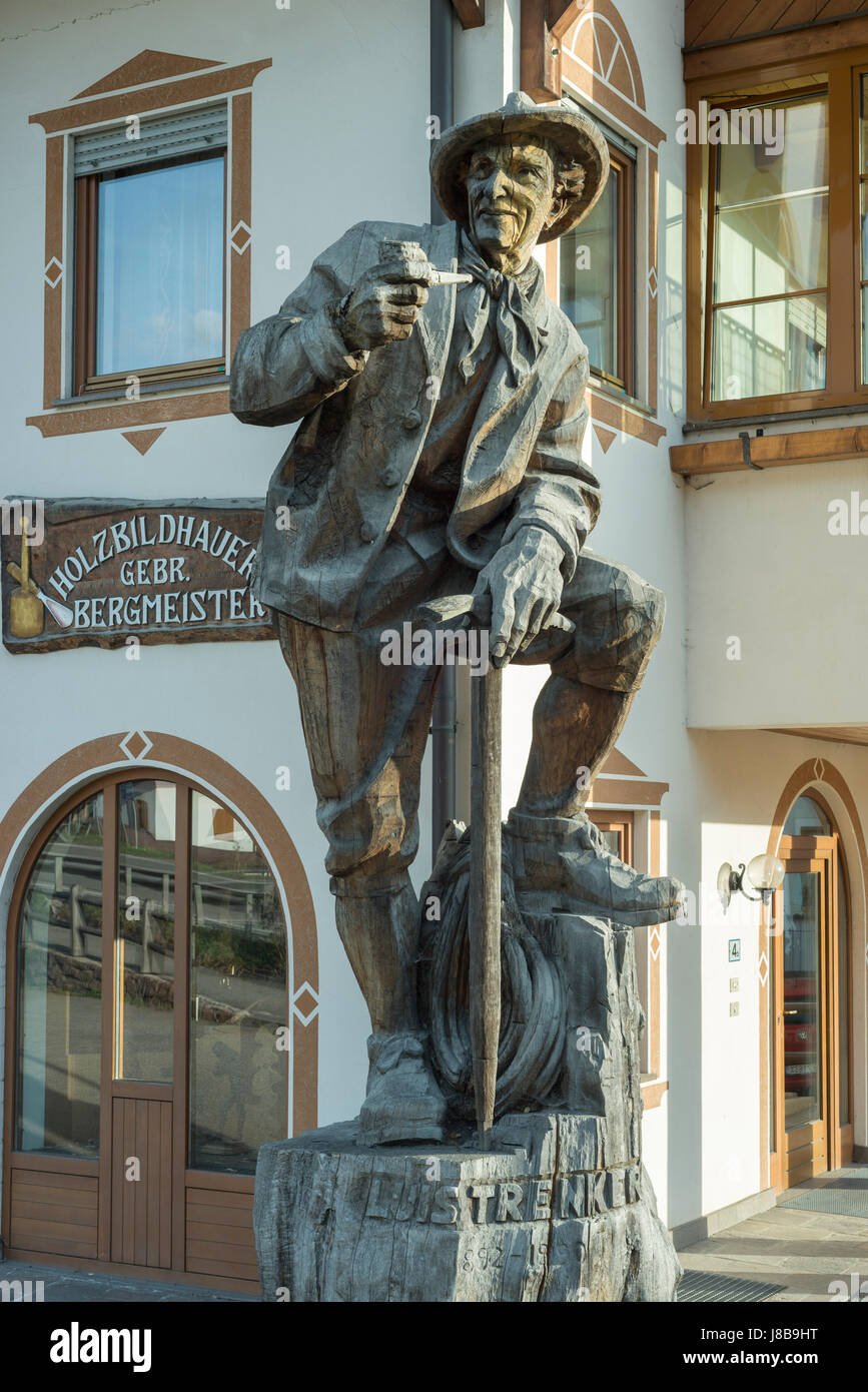 Luis Trenker, 1892-1990, l'alpiniste allemand, acteur, réalisateur et écrivain, monumental sculpture en bois dans la ville de St.Ulrich Banque D'Images