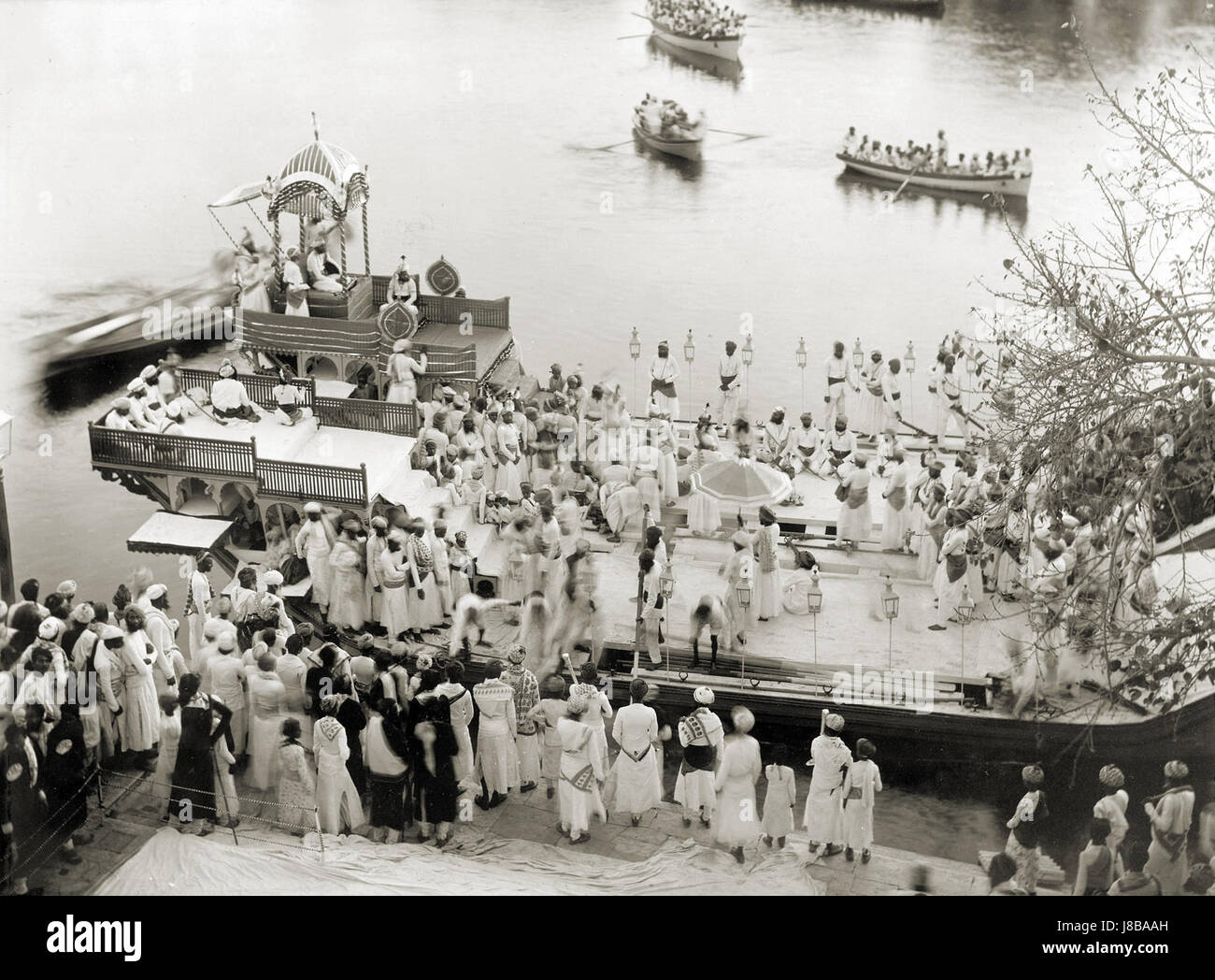 Le maharaja Fateh Singh d'Udaipur, qui a régné de 1884 à 1930, est représenté à bord d'une barge royale à Udaipur. L'image met en évidence le style de vie royal de la royauté indienne pendant son règne. Banque D'Images