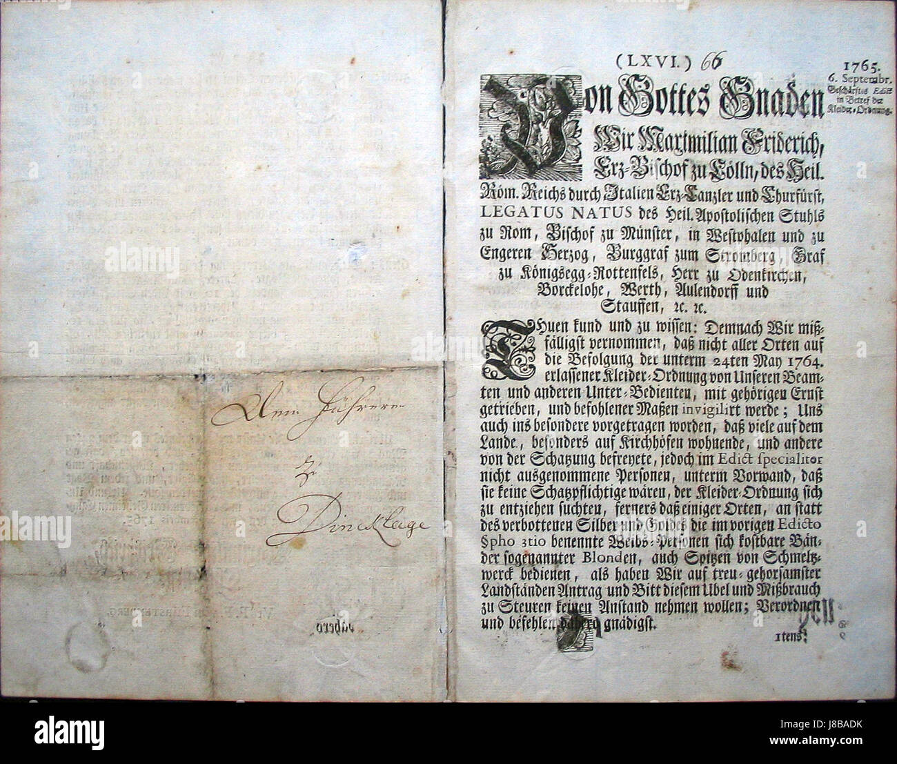 Ce document intitulé *Kleiderordnung* de 1765 décrit le code vestimentaire ou la réglementation vestimentaire d'une période spécifique de l'histoire européenne. Il donne un aperçu des normes sociales et des pratiques de la mode de l'époque. Banque D'Images