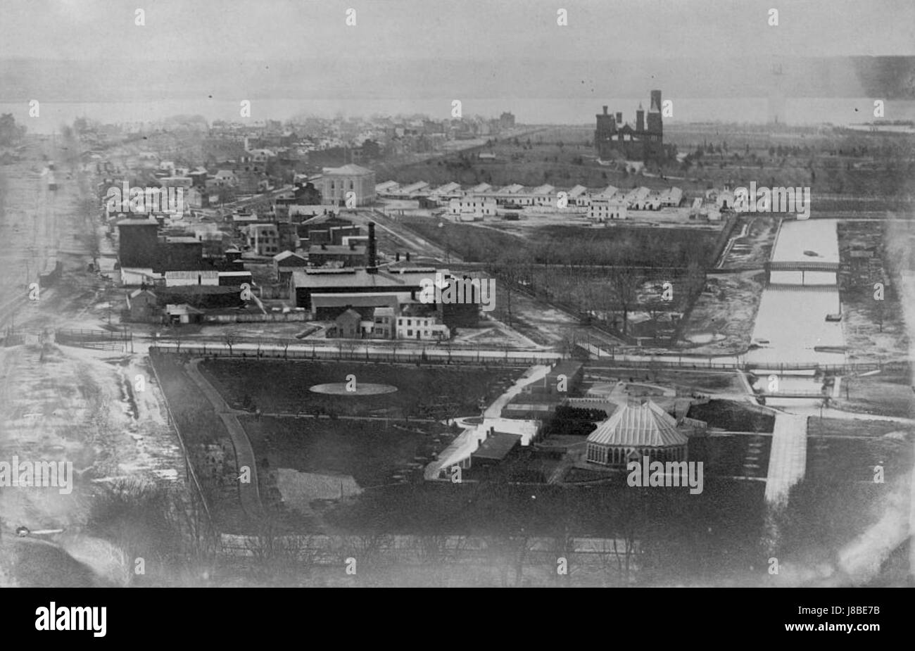 Cette image de 1863 présente une vue du Capitole des États-Unis avec le jardin botanique, offrant une perspective historique de Washington, DC au 19ème siècle. Banque D'Images