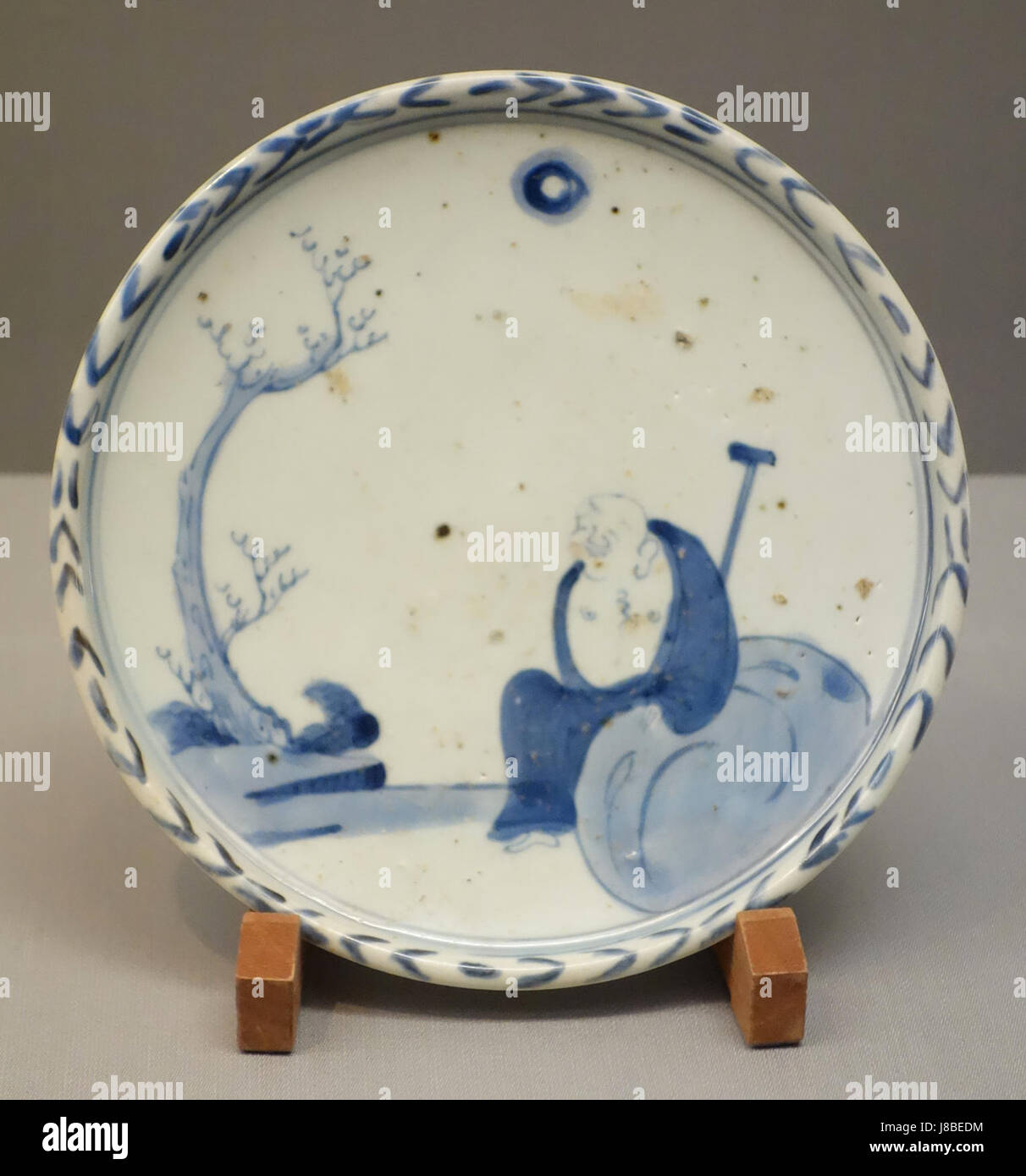 Assiette Imari, Ware, période Edo, xviie siècle, Hotei (Budai) design en bleu sous glaçure Musée National de Tokyo DSC05305 Banque D'Images