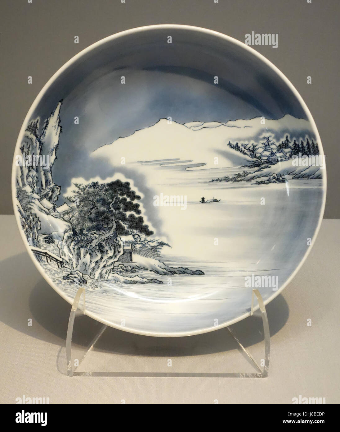 Grand plat Nabeshima, Ware, période Edo, 18e siècle, la conception en bleu sous glaçure snowscape Musée National de Tokyo DSC05321 Banque D'Images