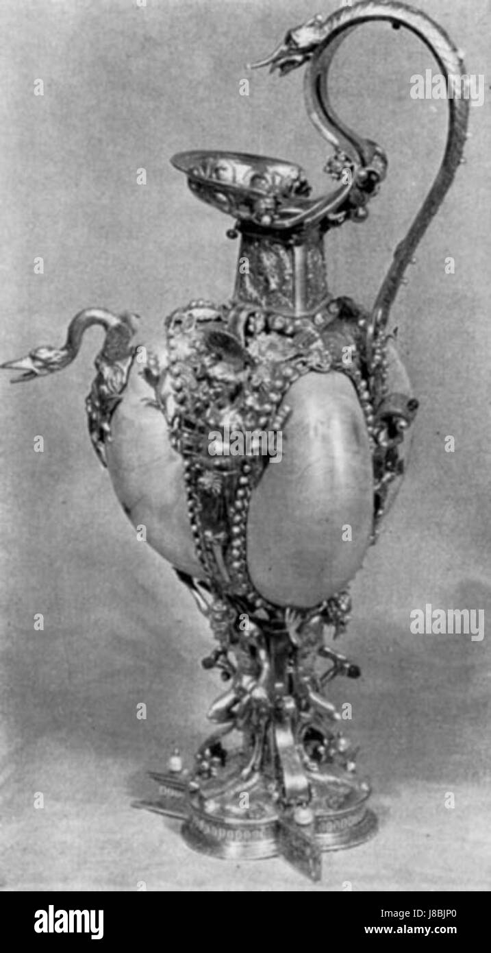 Cruche Nautilus lavée à la main, généralement en céramique ou en verre, présentant un savoir-faire et un design complexes, couramment utilisés dans des contextes historiques à des fins domestiques ou cérémonielles. Banque D'Images
